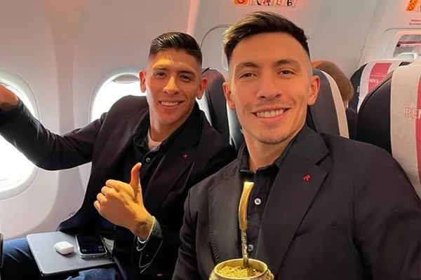 Edson Álvarez junto a Lisandro Martínez