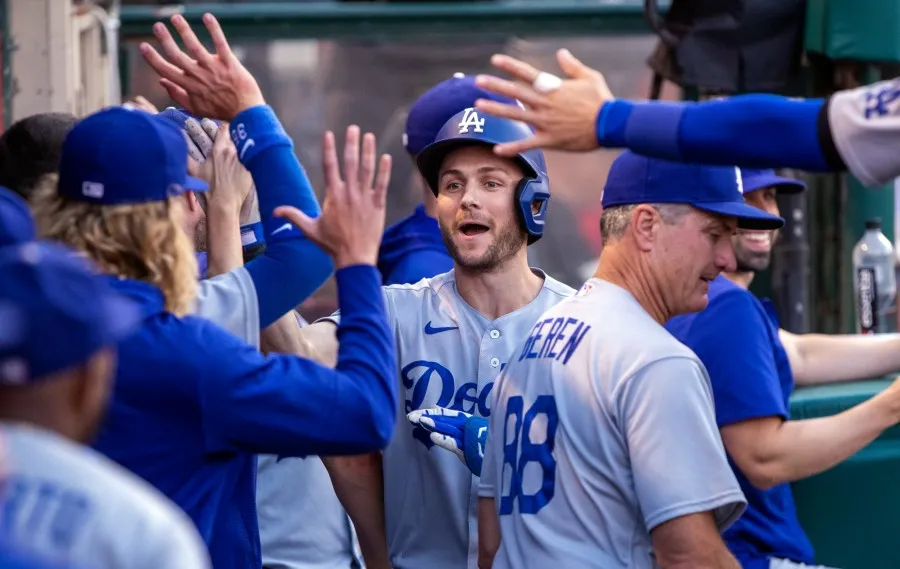 AP Trea Turner es felicitado por sus compañeros tras cuadrangular