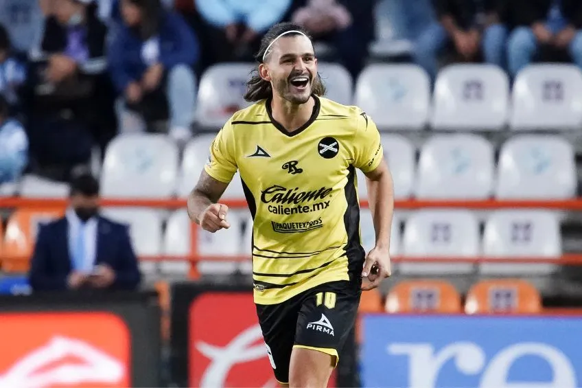 Nicolás Benedetti festejando un gol
