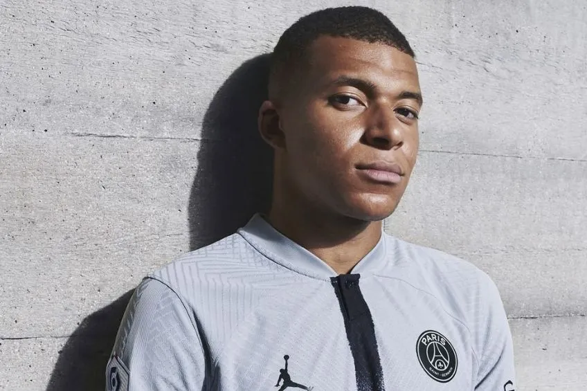 Kylian Mbappé en la presentación del nuevo jersey del PSG