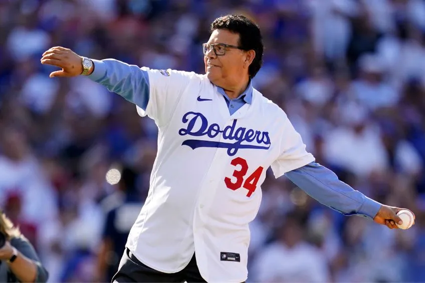 Fernando Valenzuela realizando el primer lanzamiento