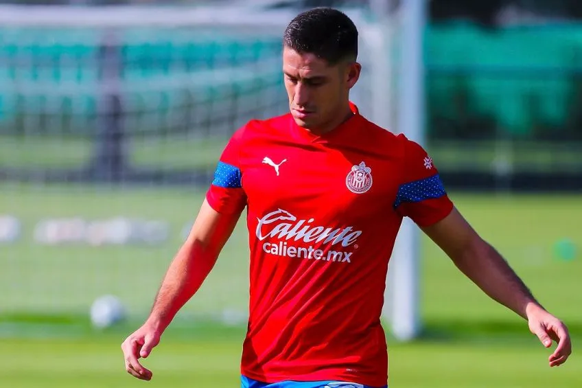 Santiago Ormeño entrenando con Chivas