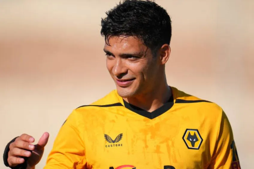 Raúl Jiménez festejando su anotación