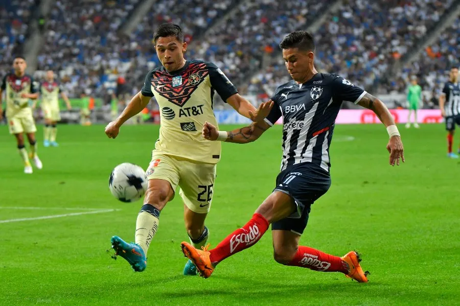 Salvador Reyes durante un partido con América