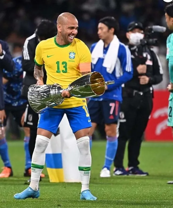 Dani Alves con Brasil
