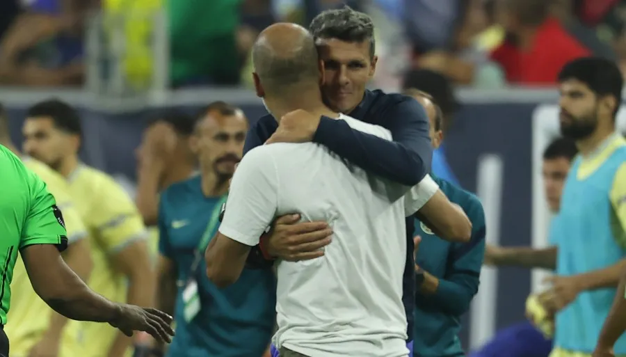 Ortiz se abraza con Pep Guardiola al final del juego