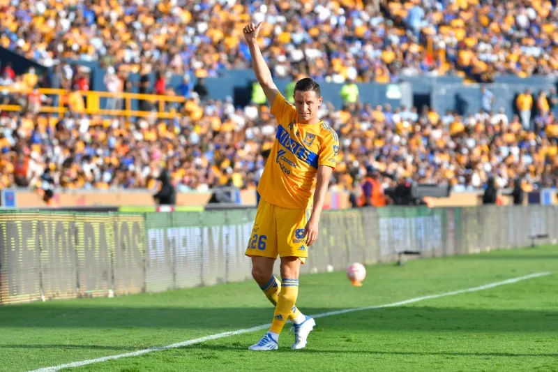 Florian Thauvin saludando a la afición de Tigres