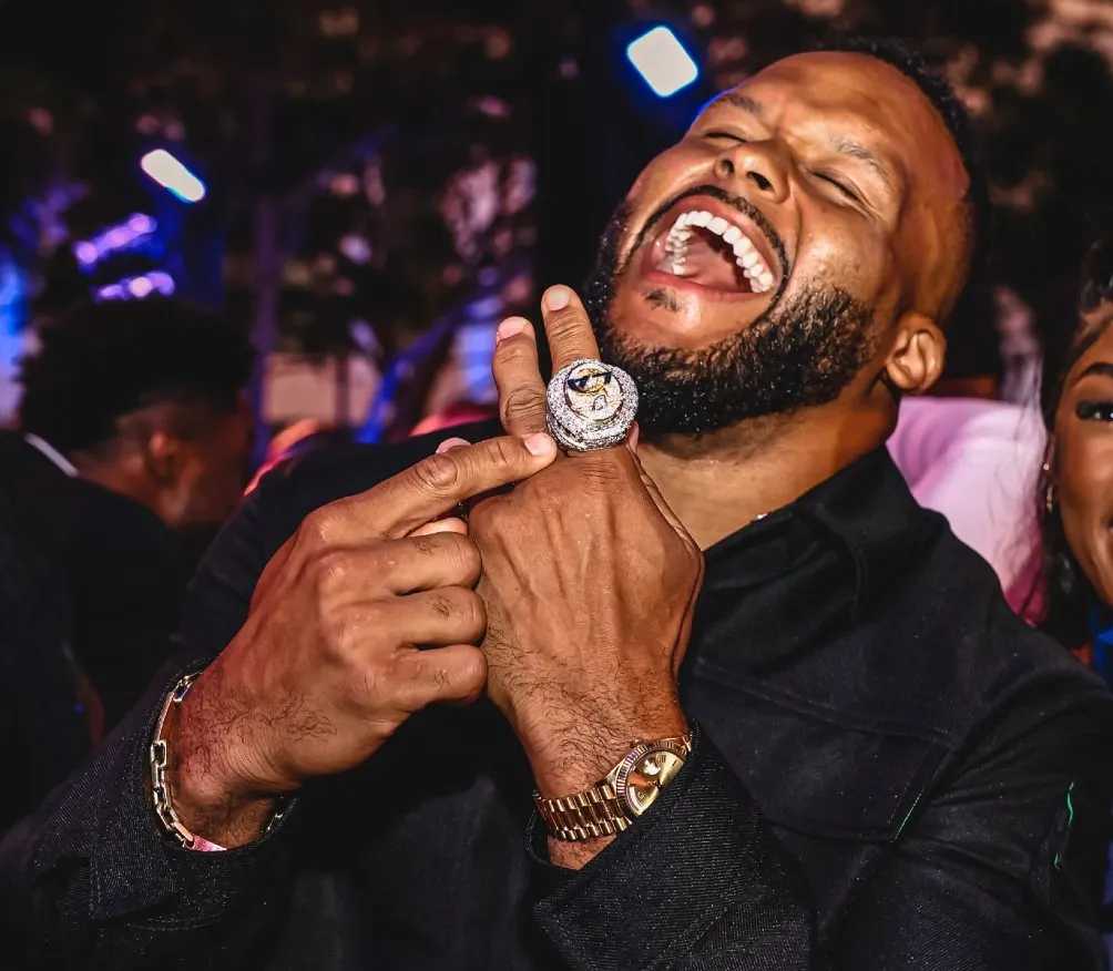 Aaron Donald presume su anillo de campeón