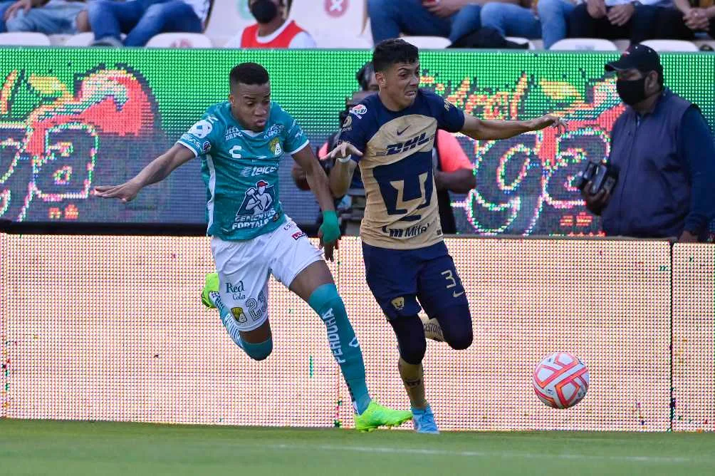 Jorge Ruvalcaba disputando un balón con Pumas