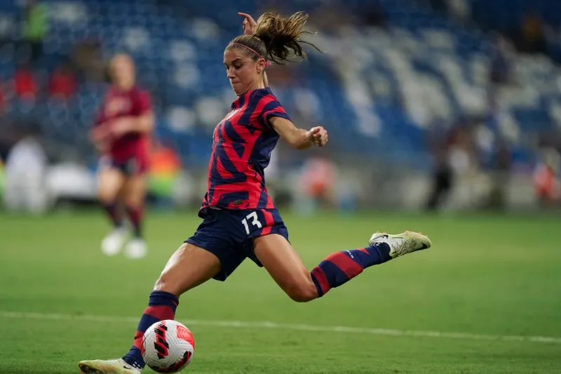 Alex Morgan jugando con Estados Unidos