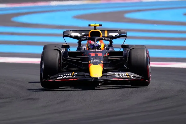 Checo Pérez con la escudería de Red Bull