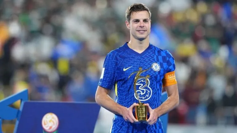 César Azpilicueta recibiendo un premio