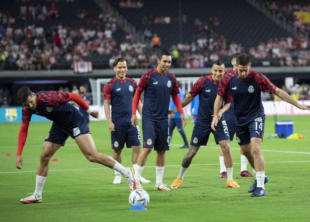 Santiago Ormeño calentando con Chivas