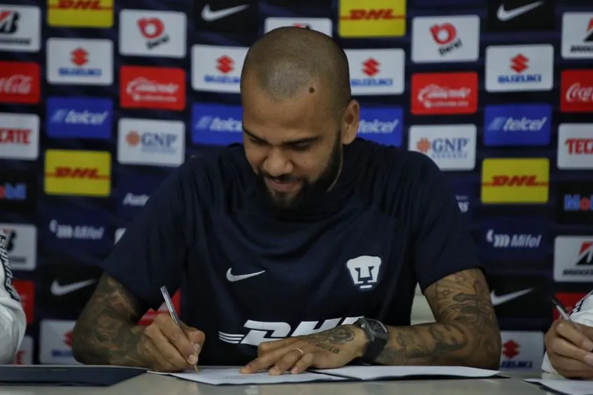 AGENCIA RÉCORD - MIGUEL PONTÓN Dani Alves firmando su contrato con Pumas