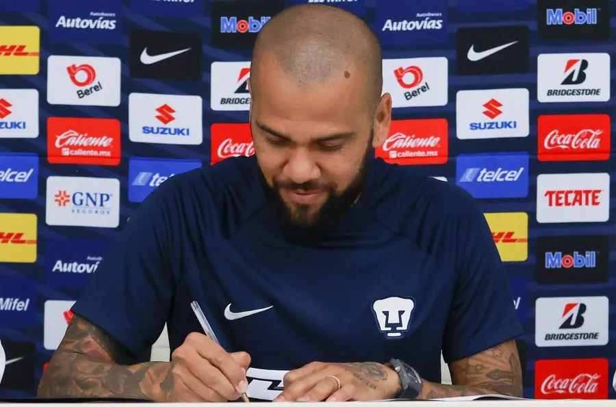 Dani Alves firmando contrato con Pumas