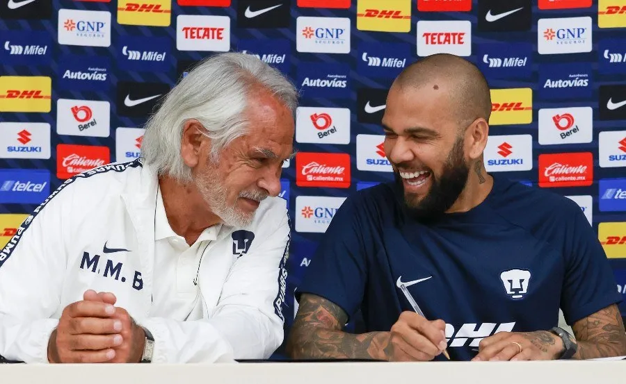 Alves al firmar contrato con Mejía Barón