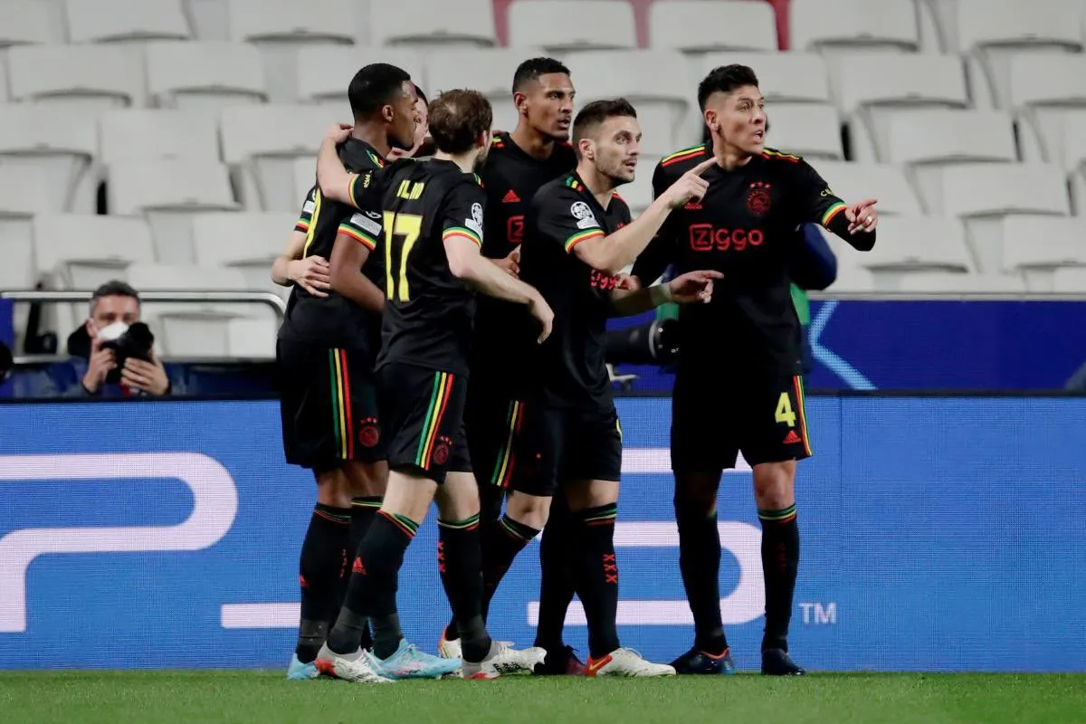 TWITTER: @EdsonAlvarez19 Jugadores del Ajax en partido