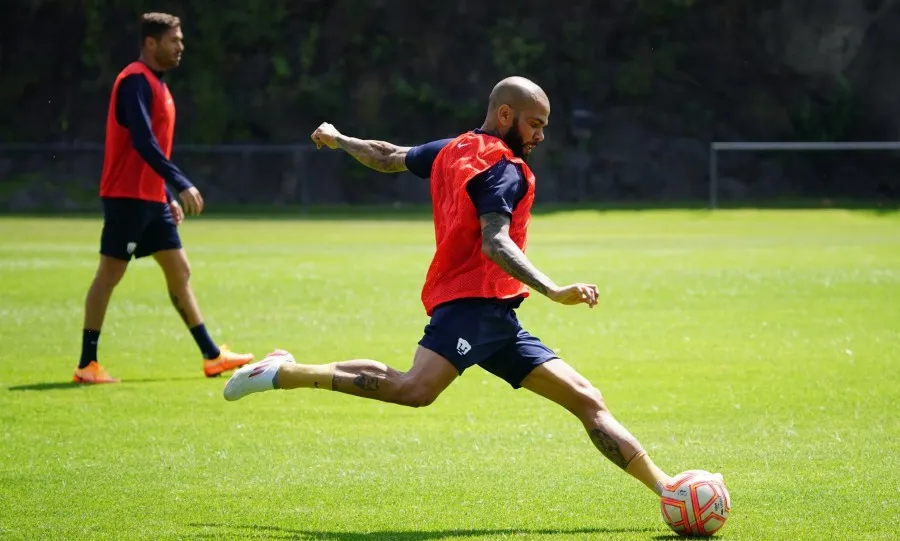 Alves entrenó en Cantera