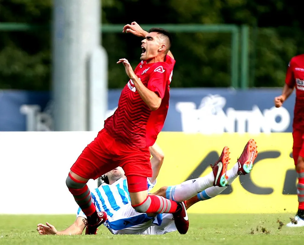 Johan Vásquez en partido con el Cremonese