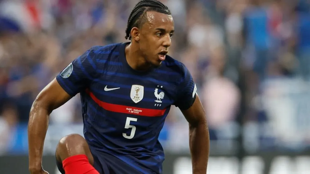 Jules Koundé en acción con Francia