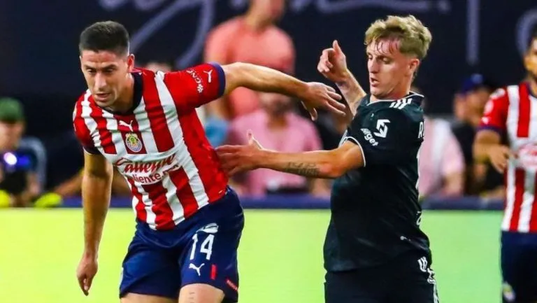 Santiago Ormeño durante un partido de Chivas