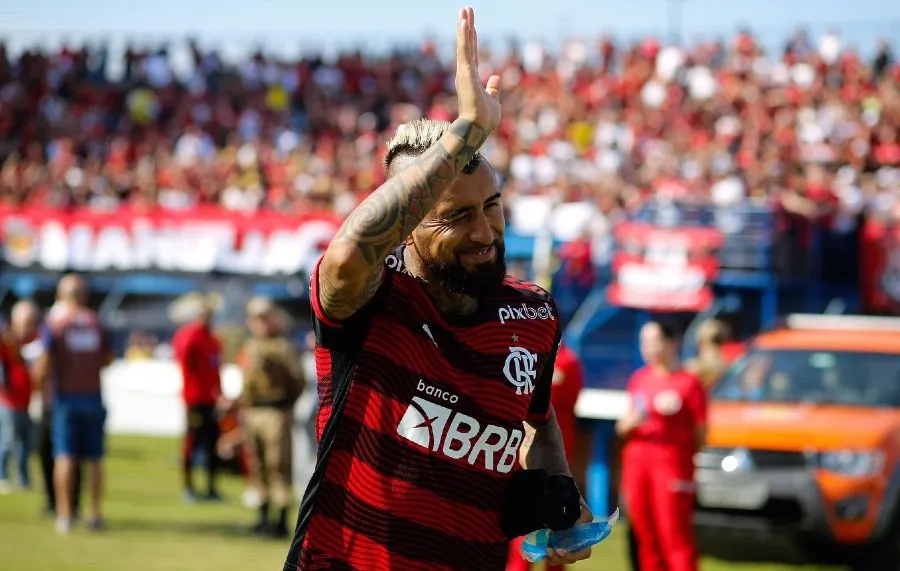 Vidal sale ovacionado del Estadio Arderbal Ramos da Silva