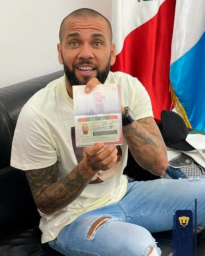 Dani Alves con su VISA de trabajo