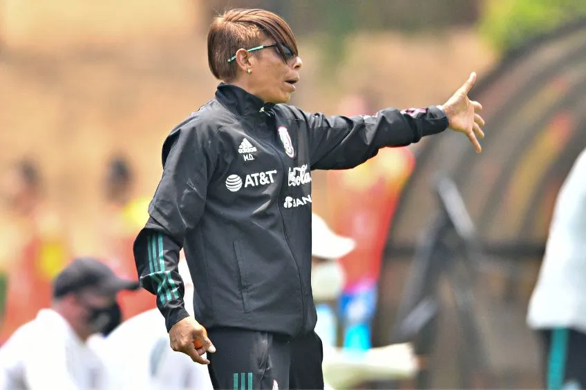 Maribel Domínguez dirigiendo al Tri Femenil Sub 20