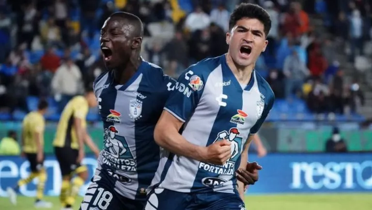 Nicolás Ibáñez festejando un gol