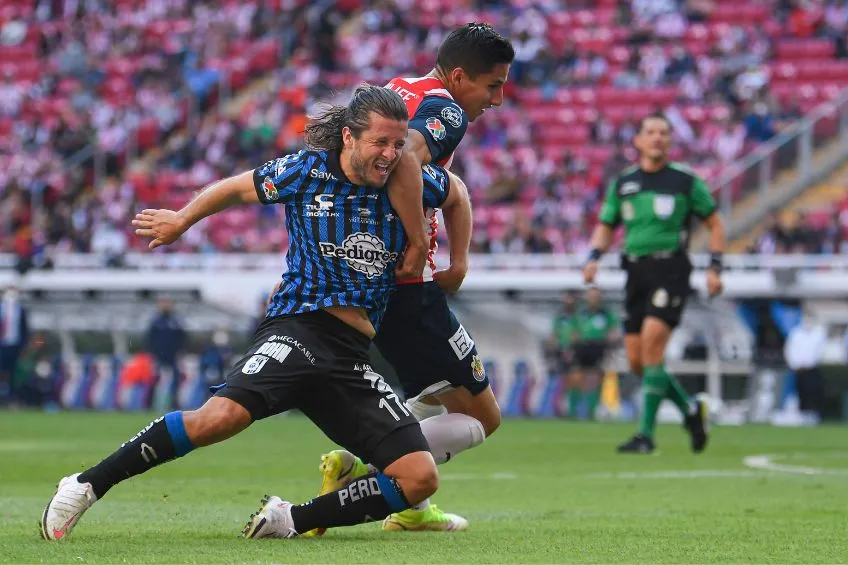Erik Vera y Carlos Cisneros disputando un balón