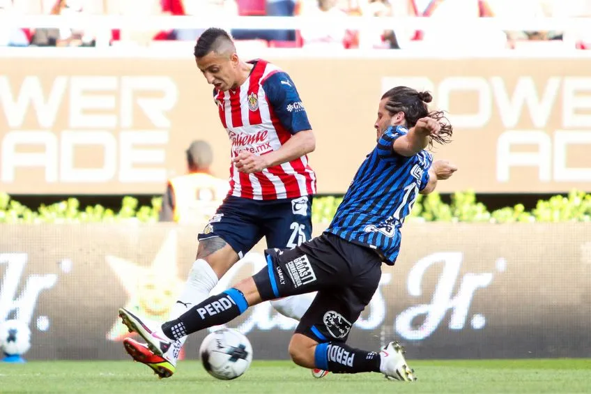 Piojo Alvarado durante un partido de Chivas