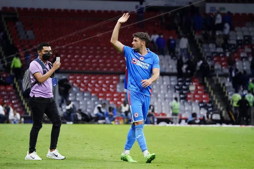 IMAGO7 Santiago Giménez tras un partido de Cruz Azul