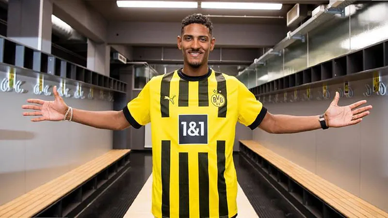 Sébastien Haller posa con la camiseta del Dortmund