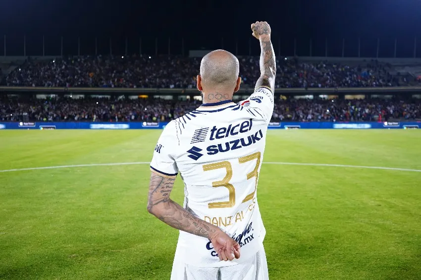 Dani Alves es su partido debut con Pumas