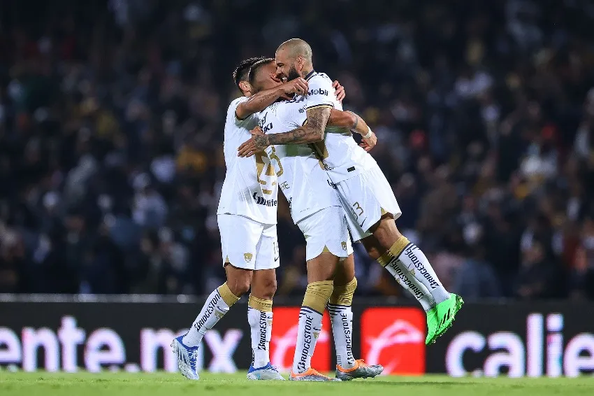 Dani Alves celebrando el gol de Pumas