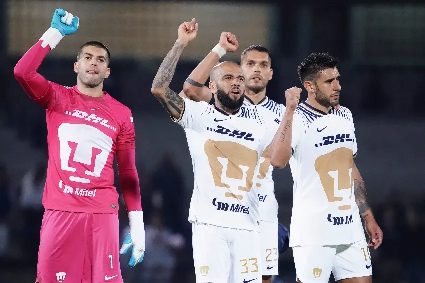 Dani Alves en su debut con Pumas