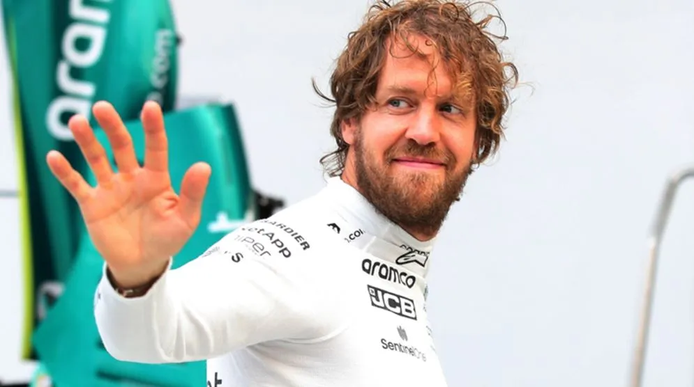 Sebastian Vettel saluda a la afición