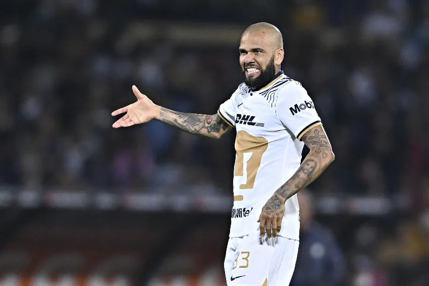 Dani Alves en su debut con Pumas
