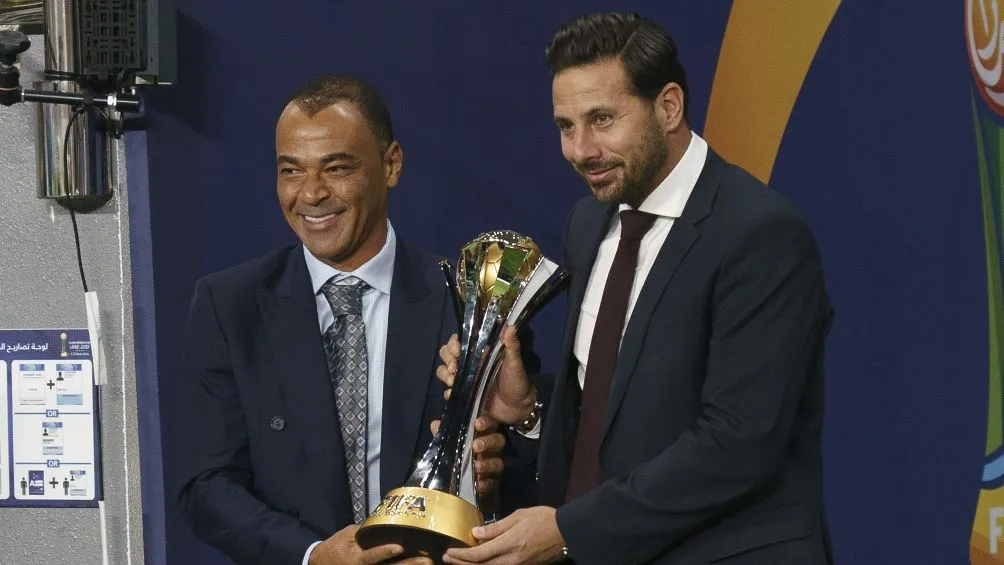 MEXSPORT El peruano y Cafú cargan la Copa en Mundial de Clubes 2021
