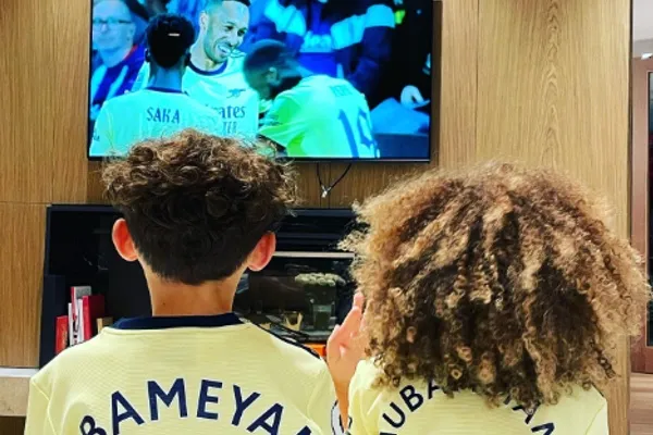 Los hijos del jugador apoyando a su padre