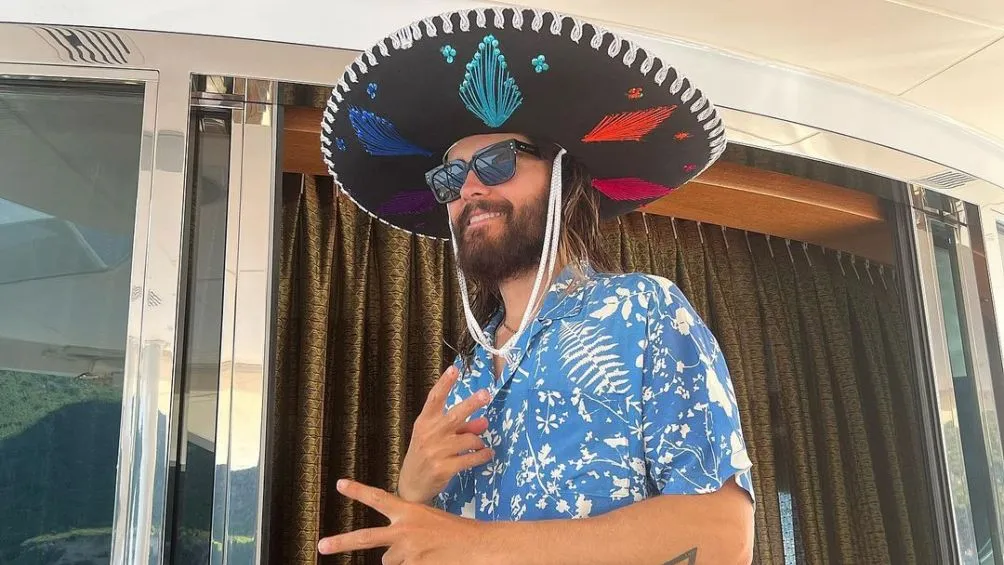 IG | @BELINDAPOP Jared Leto con el sombrero de mariachi