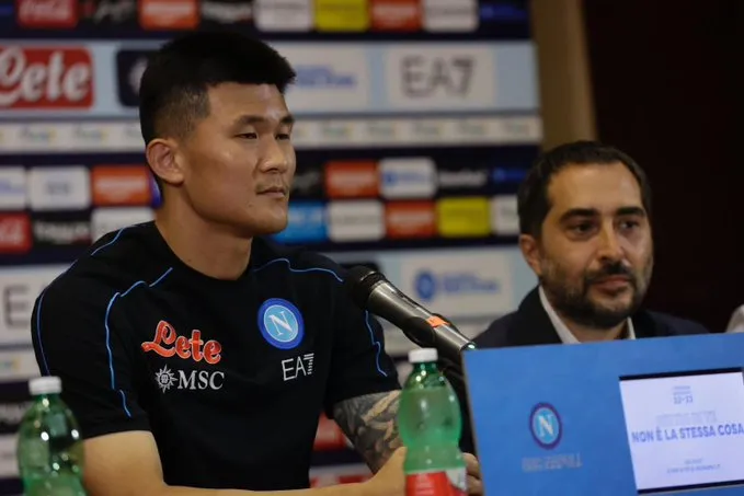 Kim Min-jae en conferencia de prensa