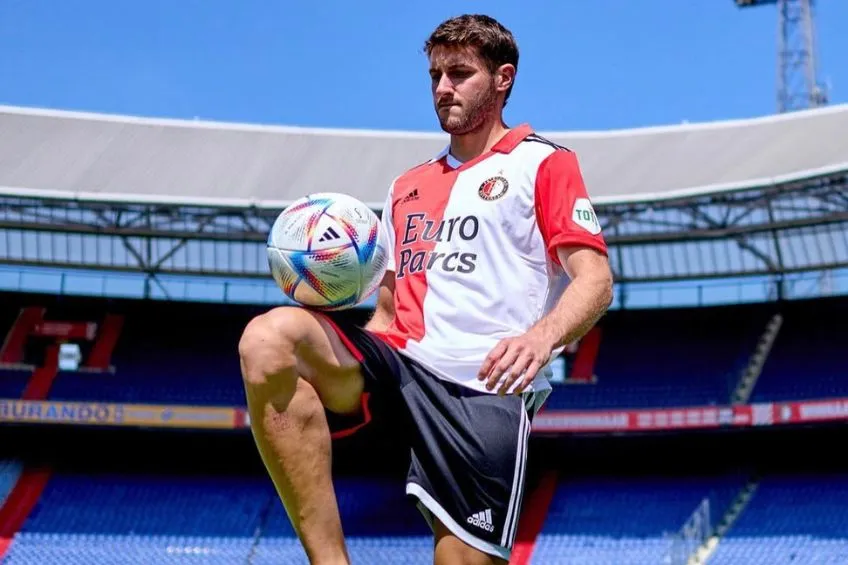 Santiago Giménez en su presentación con el Feyenoord