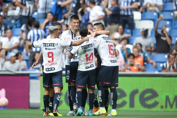 Rayados celebra en partido ante Puebla