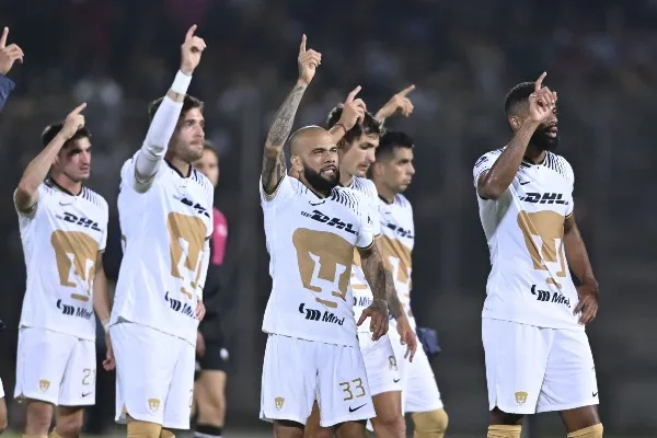 Jugadores de Pumas al final de partido vs Mazatlán