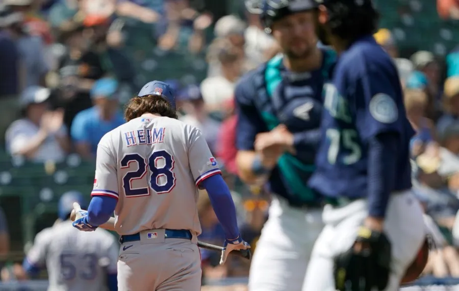 Jonah Heim es retirado ante la mirada de Andrés Muñoz con el catcher Cal Raleigh
