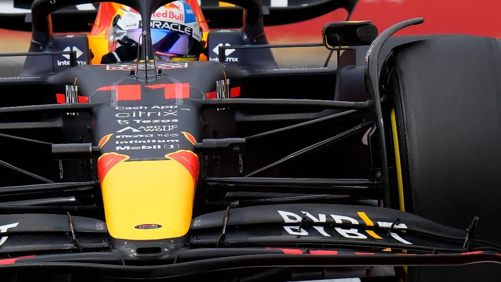 El piloto mexicano fue señalado por los narradores