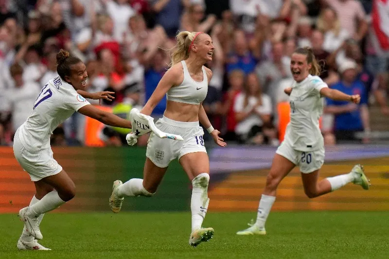 Chloe Kelly en festejo de gol