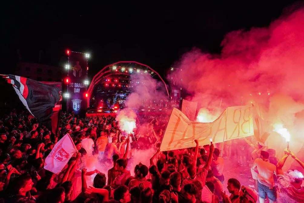 Cientos de aficionados del Braga le dieron la bienvenida a Diego Lainez