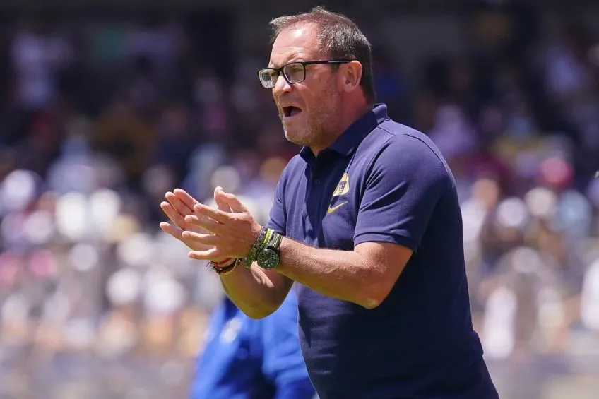 Andrés Lillini dirigiendo a Pumas